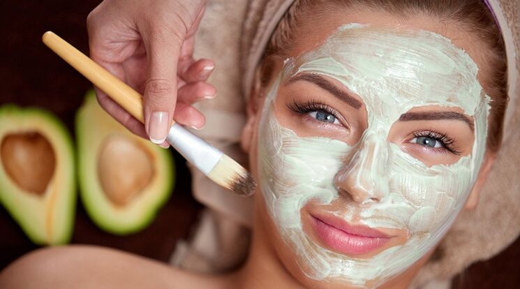 to apply a mask to rejuvenate the skin